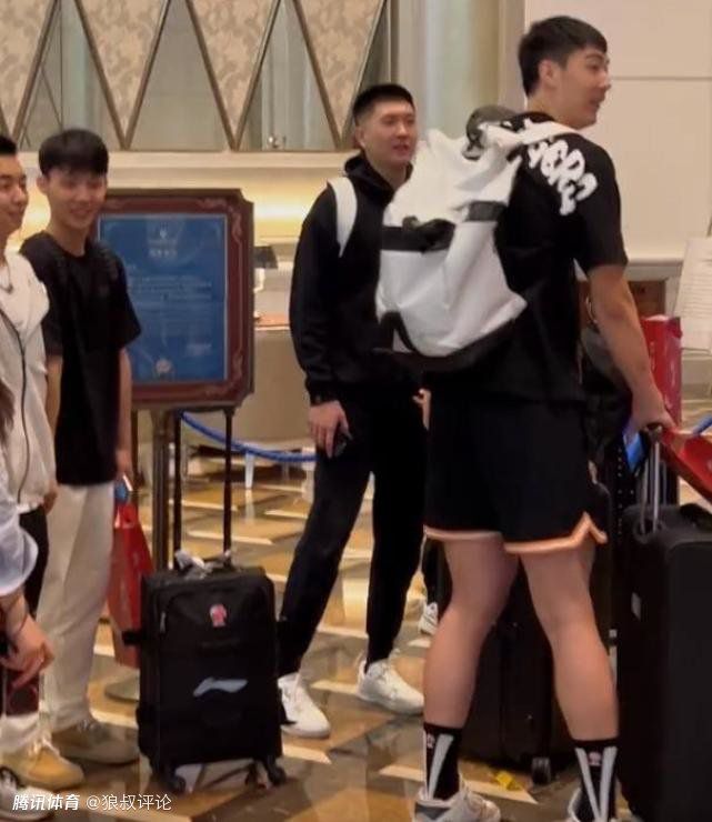 老板把我抱进办公室揉我胸视频